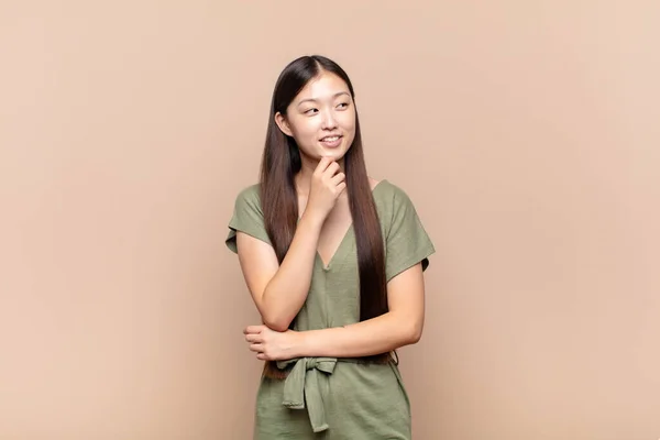 Asiático Jovem Mulher Sorrindo Feliz Devaneio Duvidar Olhando Para Lado — Fotografia de Stock