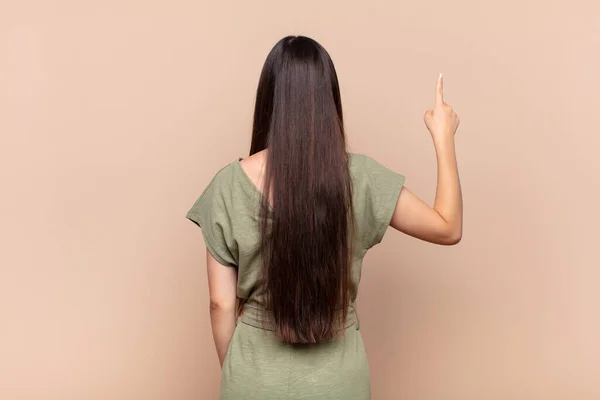 Aziatische Jonge Vrouw Staan Wijzen Naar Object Kopieerruimte Achteraanzicht — Stockfoto