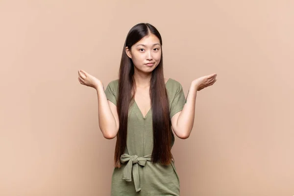 Asiática Jovem Mulher Sentindo Perplexo Confuso Duvidar Ponderar Escolher Diferentes — Fotografia de Stock