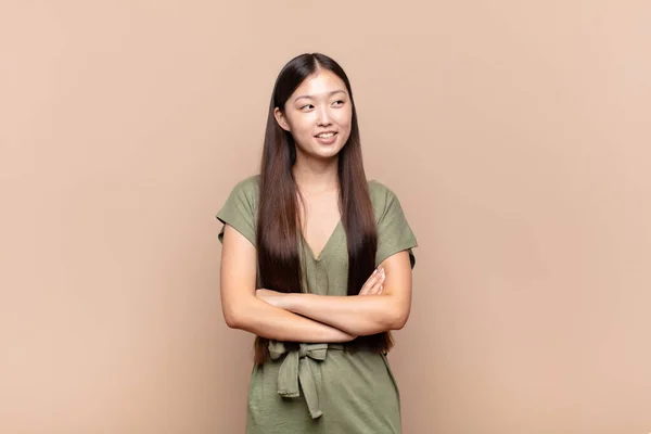Asiatisk Ung Kvinna Känner Sig Glad Stolt Och Hoppfull Undrar — Stockfoto