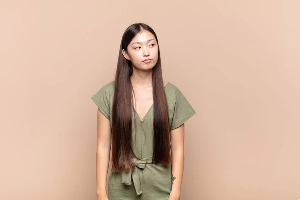 Asiático Jovem Mulher Com Preocupado Confuso Clueless Expressão Olhando Para — Fotografia de Stock