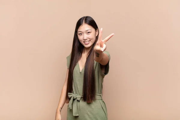Mujer Joven Asiática Sonriendo Luciendo Feliz Despreocupada Positiva Haciendo Gestos — Foto de Stock