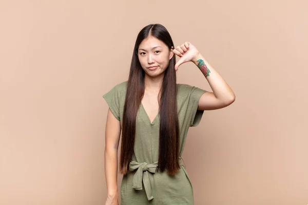 Asiático Jovem Mulher Olhando Triste Decepcionado Com Raiva Mostrando Polegares — Fotografia de Stock