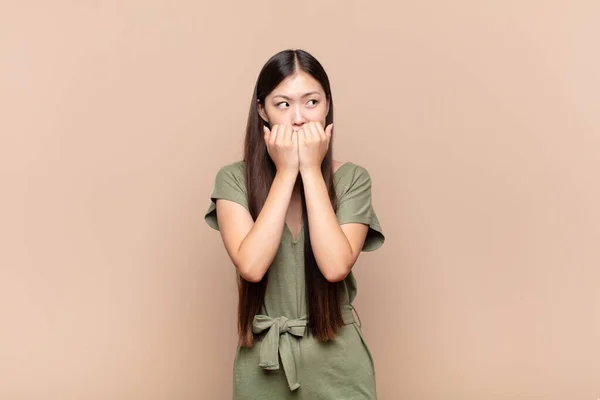 Asiática Jovem Mulher Olhando Preocupado Ansioso Estressado Com Medo Mordendo — Fotografia de Stock