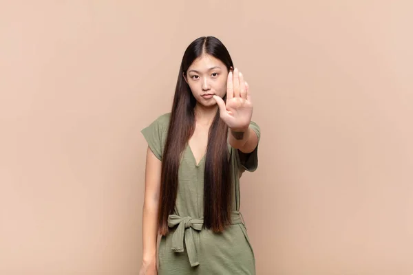 Asiático Jovem Mulher Olhando Sério Stern Descontente Irritado Mostrando Aberto — Fotografia de Stock