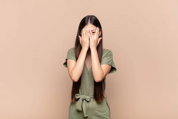 Azjatycka Młoda Kobieta Zakrywająca Twarz Rękami Podglądająca Między Palcami Zaskoczonym — Zdjęcie stockowe