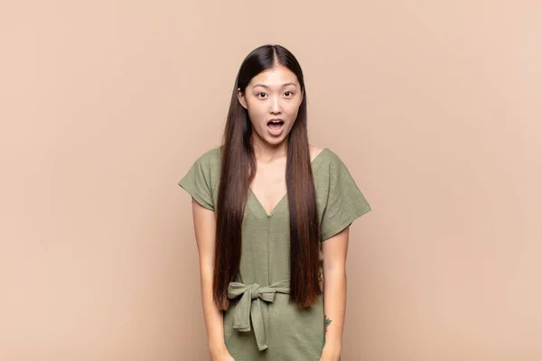 Asiática Jovem Mulher Olhando Muito Chocado Surpreso Olhando Com Boca — Fotografia de Stock