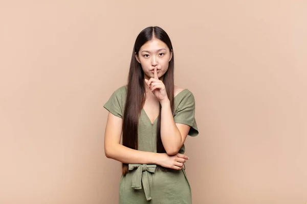 Asiático Jovem Mulher Olhando Sério Cruz Com Dedo Pressionado Para — Fotografia de Stock