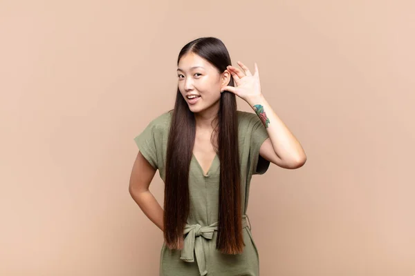 Asiática Jovem Mulher Sorrindo Olhando Curiosamente Para Lado Tentando Ouvir — Fotografia de Stock