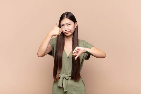 Asiático Jovem Mulher Sentindo Confuso Clueless Inseguro Ponderando Bom Mau — Fotografia de Stock