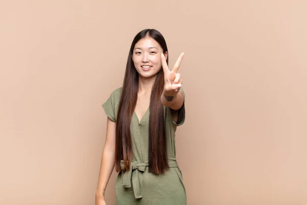 Asiático Joven Mujer Sonriendo Buscando Amable Mostrando Número Dos Segundo — Foto de Stock