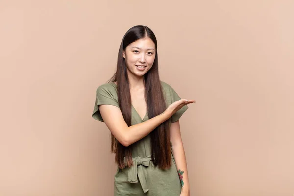 Asiática Jovem Mulher Sorrindo Alegremente Sentindo Feliz Mostrando Conceito Espaço — Fotografia de Stock