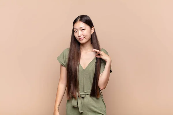 Asyalı Genç Bir Kadın Kibirli Başarılı Pozitif Gururlu Görünüyor — Stok fotoğraf