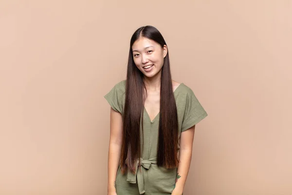 Asiático Jovem Mulher Com Grande Amigável Despreocupado Sorriso Olhando Positivo — Fotografia de Stock