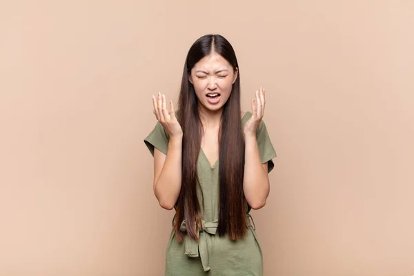 Azjatycka Młoda Kobieta Wściekle Krzyczy Czuje Się Zestresowany Zdenerwowany Rękami — Zdjęcie stockowe
