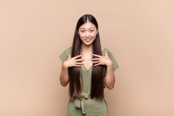 Asiática Jovem Mulher Olhando Feliz Surpreso Orgulhoso Animado Apontando Para — Fotografia de Stock