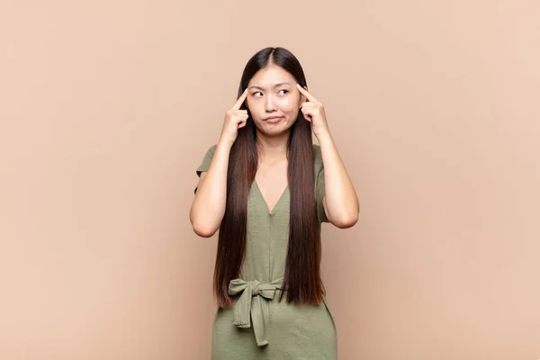 Asiática Jovem Mulher Olhando Concentrado Pensando Duro Uma Ideia Imaginando — Fotografia de Stock