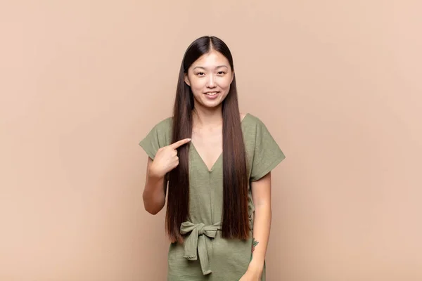 Asiático Jovem Mulher Olhando Orgulhoso Confiante Feliz Sorrindo Apontando Para — Fotografia de Stock
