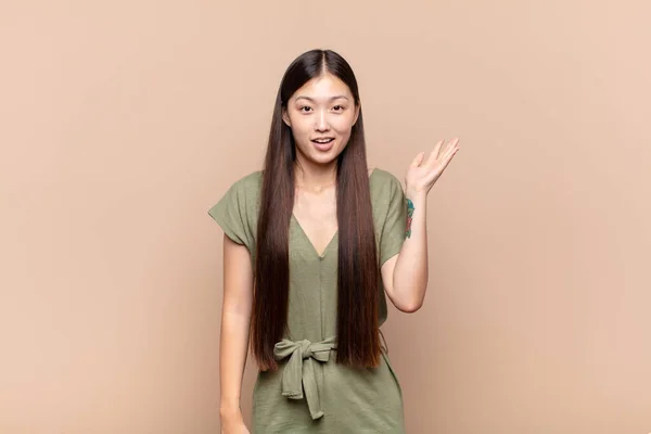 Asiática Jovem Mulher Sentindo Feliz Surpreso Alegre Sorrindo Com Atitude — Fotografia de Stock