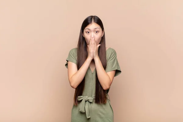 Azji Młoda Kobieta Uczucie Zmartwiony Zdenerwowany Przestraszony Zakrywanie Usta Rąk — Zdjęcie stockowe