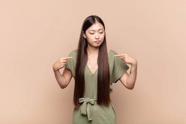 Asiático Jovem Mulher Olhando Orgulhoso Positivo Casual Apontando Para Peito — Fotografia de Stock