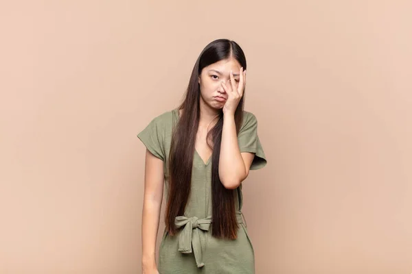 Ásia Jovem Mulher Sentindo Entediado Frustrado Sonolento Depois Cansativo Maçante — Fotografia de Stock