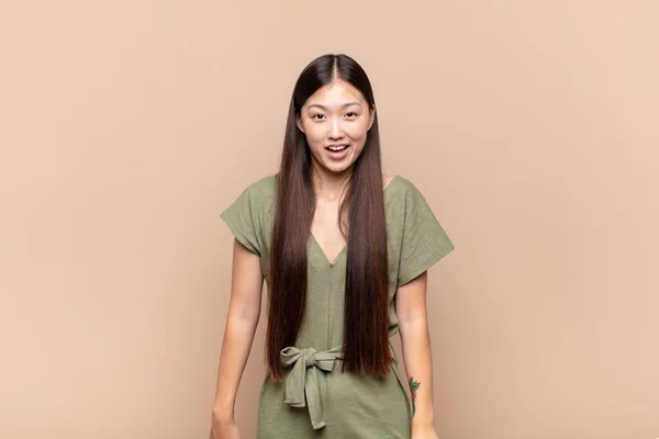 Asiático Jovem Mulher Olhando Feliz Agradavelmente Surpreendido Animado Com Fascinado — Fotografia de Stock