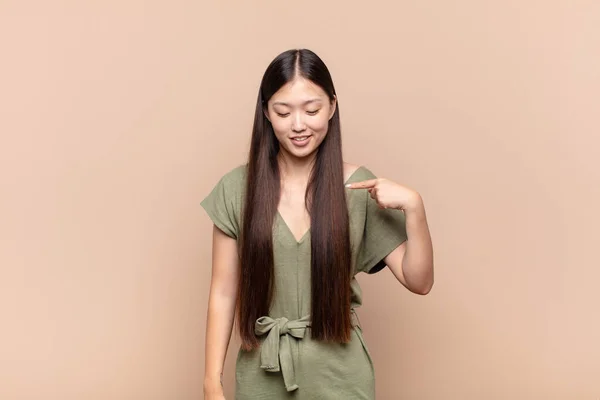 Asiática Jovem Mulher Sorrindo Alegre Casualmente Olhando Para Baixo Apontando — Fotografia de Stock