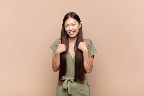 Asyalı Genç Bir Kadın Gülümseyerek Mutlu Pozitif Kendinden Emin Başarılı — Stok fotoğraf