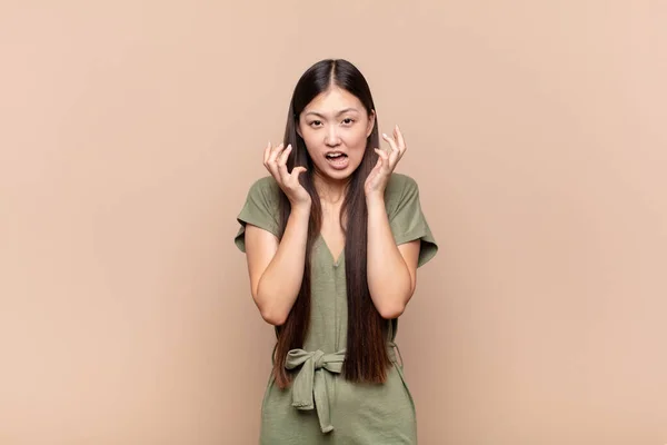 Asiática Jovem Mulher Gritando Com Mãos Sentindo Furioso Frustrado Estressado — Fotografia de Stock