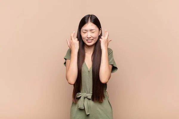 Asiático Jovem Mulher Sentindo Nervoso Esperançoso Cruzando Dedos Orando Esperando — Fotografia de Stock