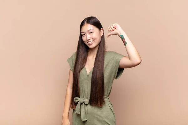 Asyalı Genç Bir Kadın Gururlu Kibirli Kendinden Emin Tatmin Olmuş — Stok fotoğraf