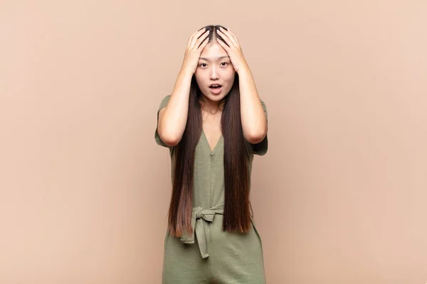 Asiática Jovem Mulher Sentindo Horrorizado Chocado Levantando Mãos Para Cabeça — Fotografia de Stock