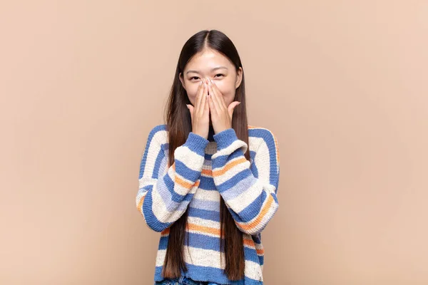 Asyalı Genç Kadın Mutlu Neşeli Şanslı Şaşkın Görünüyor Eliyle Ağzını — Stok fotoğraf