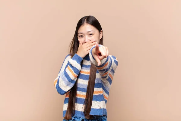 Asiático Jovem Mulher Rindo Você Apontando Para Câmera Gozando Zombando — Fotografia de Stock