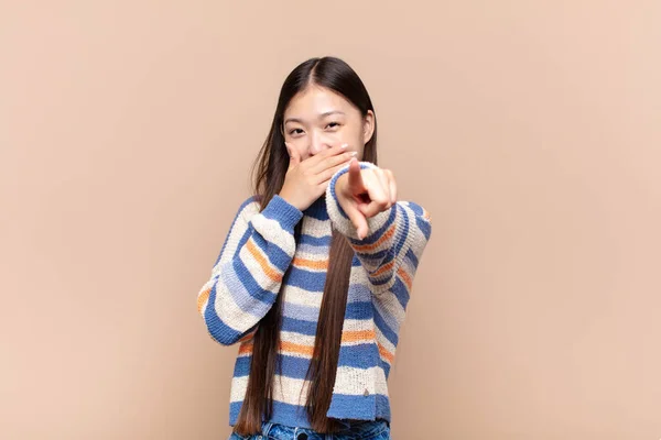 Asiatica Giovane Donna Ridendo Indicando Fotocamera Prendendo Giro Prendendo Giro — Foto Stock