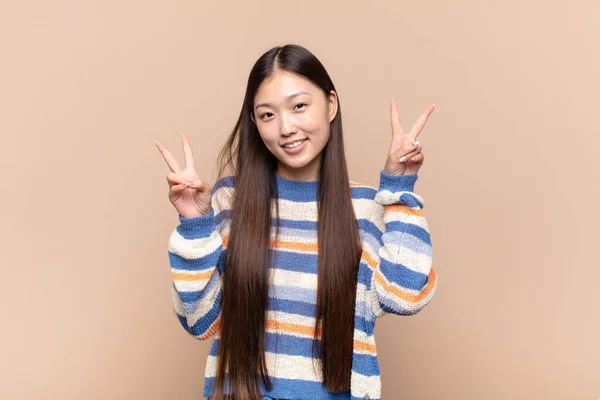 Asiática Jovem Mulher Sorrindo Olhando Feliz Amigável Satisfeito Gesticulando Vitória — Fotografia de Stock