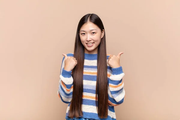 Asiática Jovem Mulher Sorrindo Alegremente Olhando Feliz Sentindo Despreocupado Positivo — Fotografia de Stock