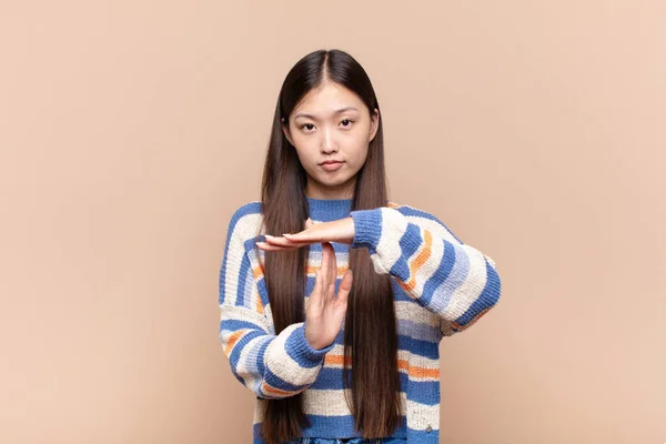 Asyalı Genç Bir Kadın Ciddi Sert Kızgın Canı Sıkkın Görünüyor — Stok fotoğraf