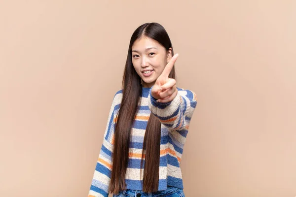 Asiática Jovem Mulher Sorrindo Orgulhosamente Confiantemente Fazendo Número Pose Triunfante — Fotografia de Stock