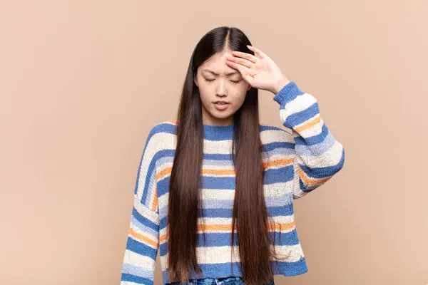 Asyalı Genç Kadın Stresli Yorgun Hayal Kırıklığına Uğramış Görünüyor Alnından — Stok fotoğraf