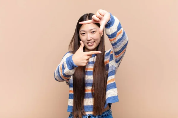 Asiática Jovem Mulher Sentindo Feliz Amigável Positivo Sorrindo Fazendo Retrato — Fotografia de Stock