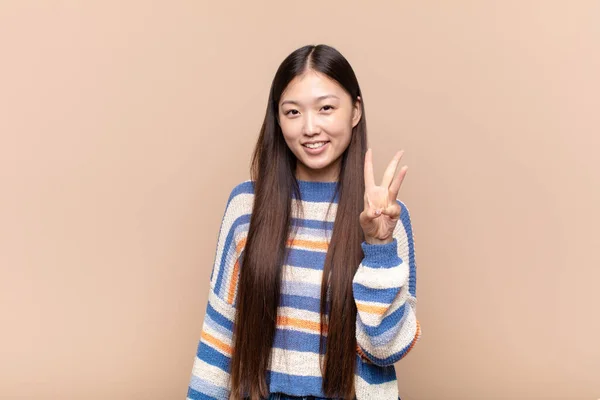 Asiática Jovem Mulher Sorrindo Olhando Amigável Mostrando Número Três Terceiro — Fotografia de Stock