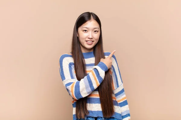 Asian Young Woman Smiling Cheerfully Feeling Happy Pointing Side Upwards — Stock Photo, Image