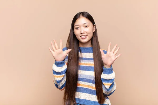 Asiática Jovem Mulher Sorrindo Olhando Amigável Mostrando Número Dez Décimo — Fotografia de Stock