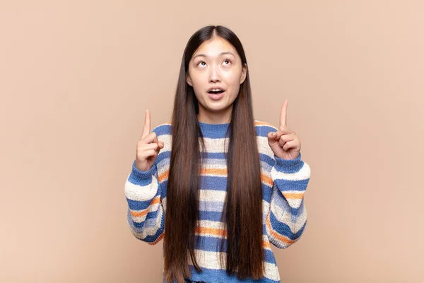Asyalı Genç Bir Kadın Şaşırmış Şaşırmış Ağzı Açık Bir Şekilde — Stok fotoğraf