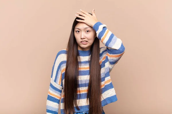 아시아인젊은 여성은 당황하고 스트레스를 엉망이거나 실수를 덮어야 한다는 압박감을 느끼고 — 스톡 사진