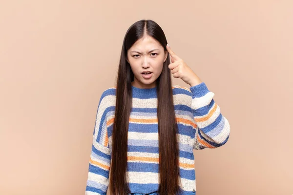Azji Młoda Kobieta Wskazując Aparat Wściekłym Agresywnym Wyrazem Twarzy Wygląda — Zdjęcie stockowe