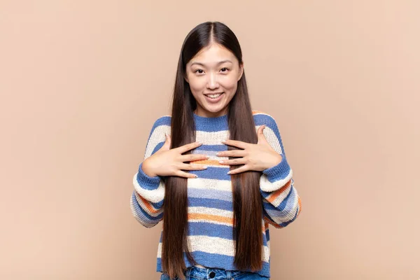 Asiática Jovem Mulher Olhando Feliz Surpreso Orgulhoso Animado Apontando Para — Fotografia de Stock