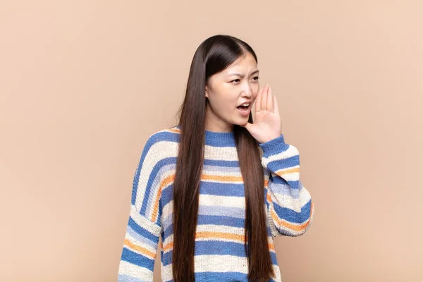 Asyalı Genç Bir Kadın Öfkeyle Yüksek Sesle Bağırarak Kenardaki Boşluğu — Stok fotoğraf